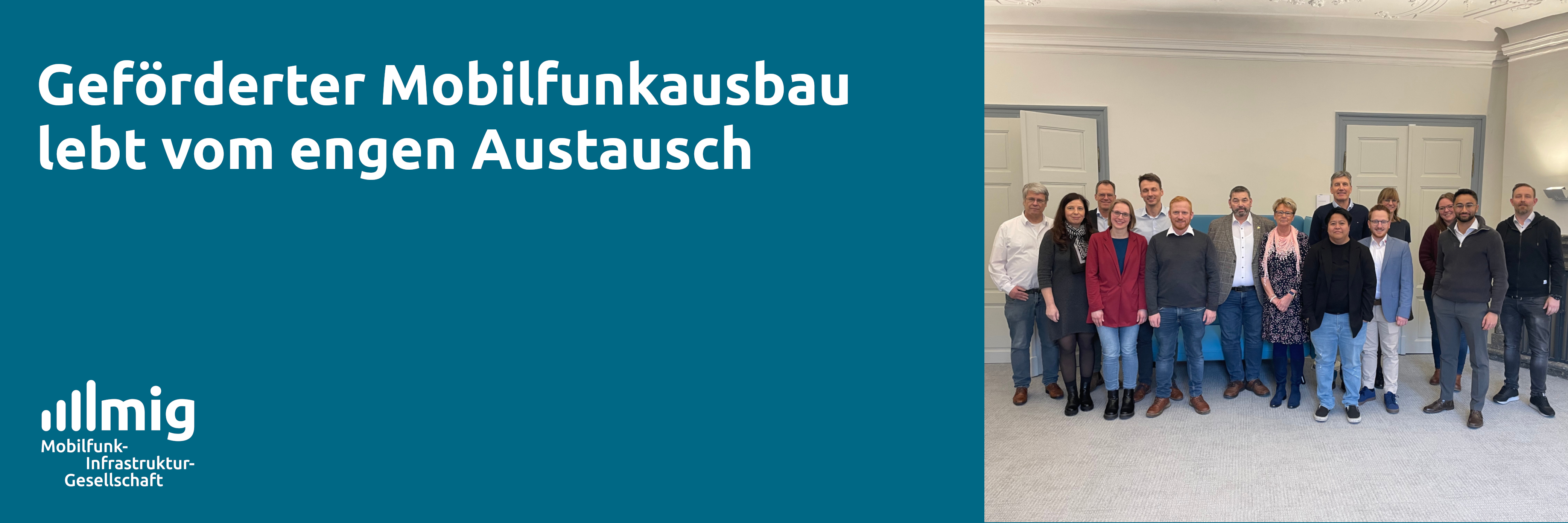 Auf der linken Seite eine blaue Fläche mit der Überschrift des Artikels und dem Logo der MIG. Im rechten Drittel ein Gruppenfoto mit 15 Personen, die sich gemeinsam aufgestellt haben und in die Kamera blicken. 