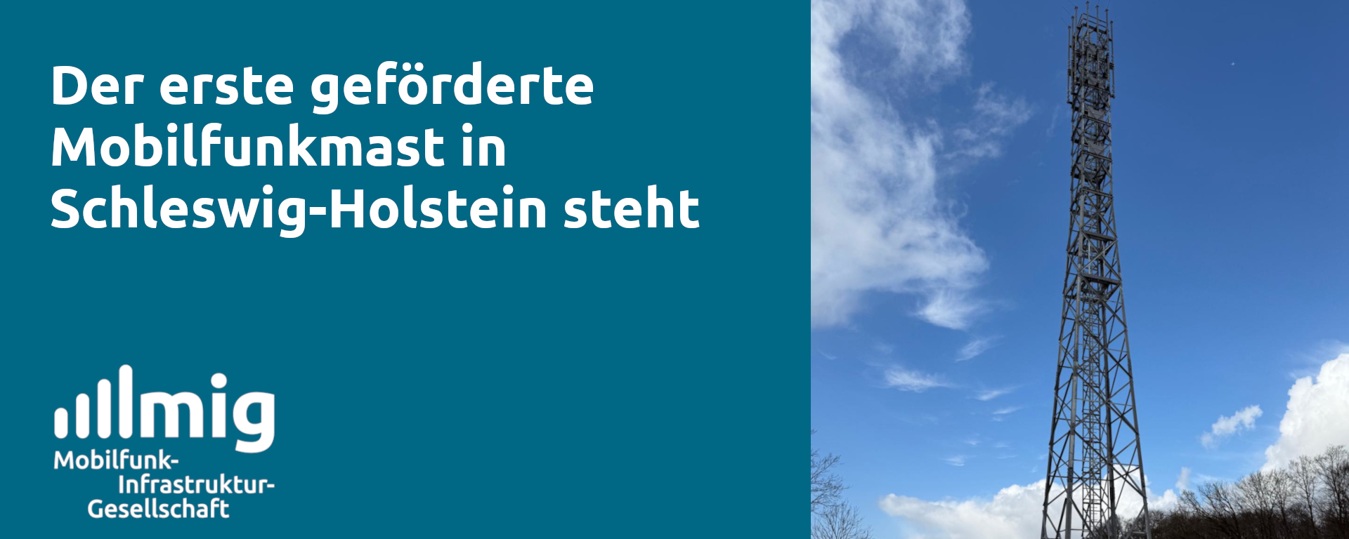 Ein Mobilfunkmast in Stahlgitterbauweise vor blauem Himmel